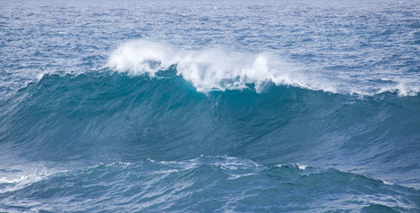 Naklejka premium breaking ocean waves