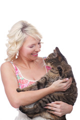 Junge Frau mit Hauskatze auf dem Arm freigestellt