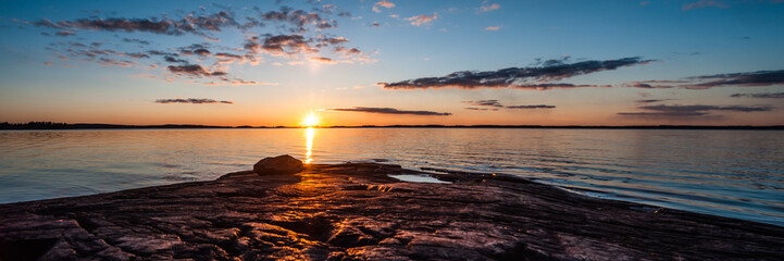 Naklejka premium Sunset at lake