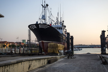 BARCO PESQUERO EN REPARACI&Oacute;N Y PINTADO