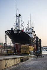 BARCO PESQUERO EN REPARACI&Oacute;N Y PINTADO