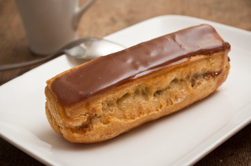 gros plan éclair au chocolat et tasse de café