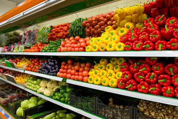 Fototapeta na wymiar Vegetables on shelf in supermarket