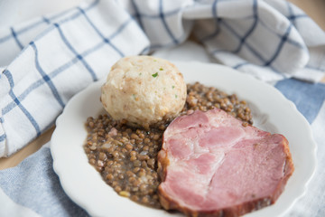 Geselchtes mit Knödel 
