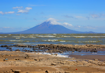 Никарагуа. Вулкан Момбако - озеро Никарагуа.