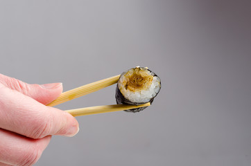 Jedzenie sushi pałeczkami