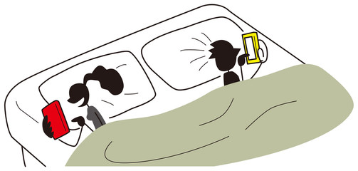 ベッドでスマートフォンを触る夫婦 © poosan