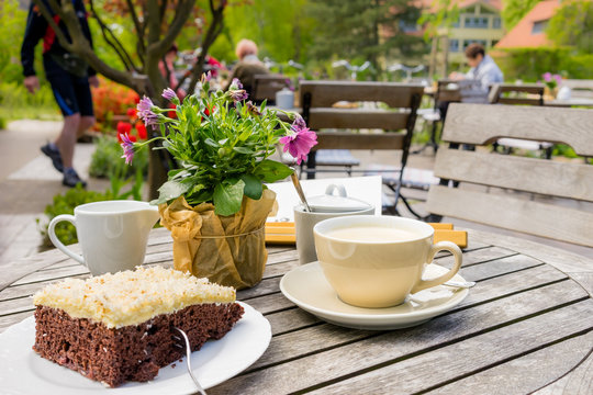 Genu&szlig; im Stra&szlig;encafe