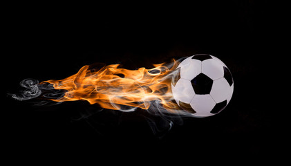 Fototapeta premium fliegender Fußball mit Feuer und Rauch