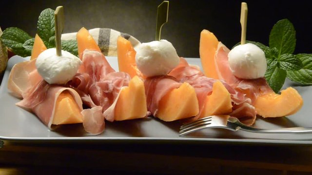 Prosciutto crudo de San Daniele and melone ಇಟ್ಯಾಲಿಯನ್&zwnj; ಪಾಕಪದ್ಧತಿ Итальянская кухня Сан-Даниеле-дель-Фриули 