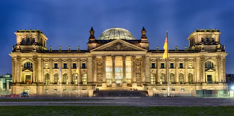 Reichstag in Berlin bei Nacht © moofushi