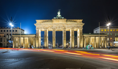 Fototapeta na wymiar Brandenburger Tor in Berlin bei Nacht mit roten Verkehrslichtern