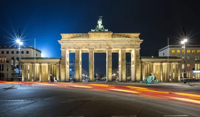 Brandenburger Tor in Berlin bei Nacht mit roten Verkehrslichtern © moofushi
