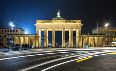 Fototapeta na wymiar Brandenburger Tor in Berlin bei Nacht mit weißen Verkehrslichtern