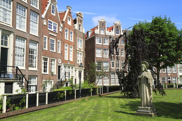 Fototapeta na wymiar Begijnhof in Amsterdam, Netherlands