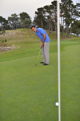 Obraz premium Young man playing golf