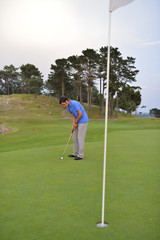Obraz premium Young man playing golf