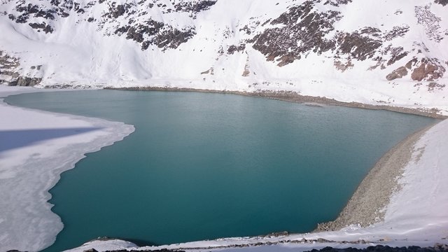 Stausee mit Eisschollen