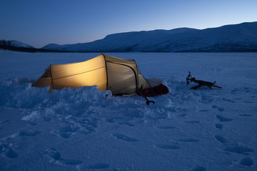 beleuchtetes Zelt im Winter in Schweden