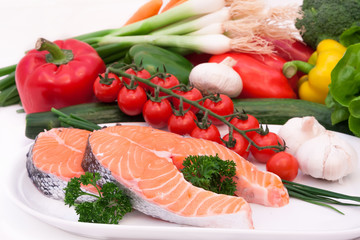frischer Lachs mit Gemüse