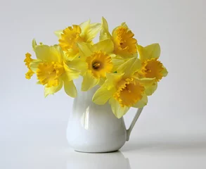 Photo sur Plexiglas Narcisse Bouquet of yellow daffodils flowers in a vase. Bouquet of spring yellow narcissus flowers in a vase. Floral home decoration.