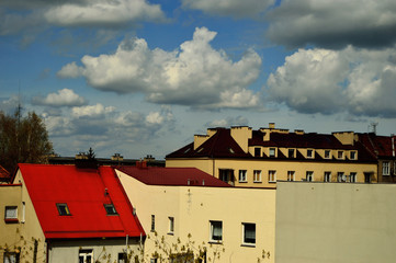 Dachy na tle zachmurzonego nieba © W Korczewski