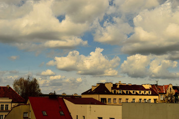 Dachy na tle zachmurzonego nieba © W Korczewski