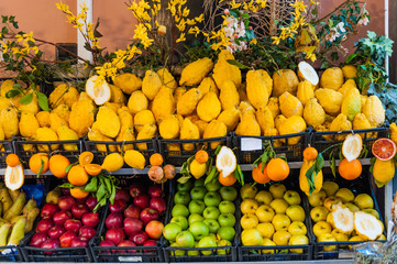 Frisches Obst am Obstmarkt in Taormina; Sizilien