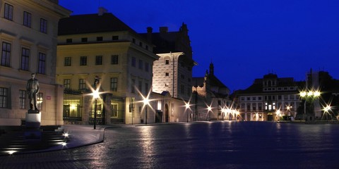 Prague de Nuit ; devant le château