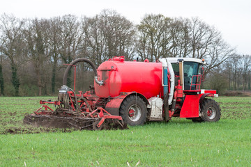 Injection of liquid manure with arable manure spreader