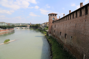 Verona:Blick auf den Fluss Etsch und das Castelvecchio mit Stadtmauer