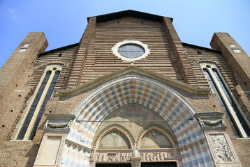Fassade und gotisches Portal der Kirche Santa Anastasia in Verona, Italien