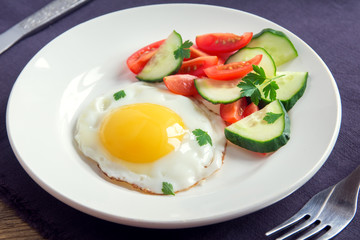 Fried egg with vegetable salad