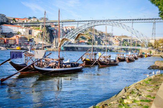 Barco rabelo sur le fleuve Douro de Porto