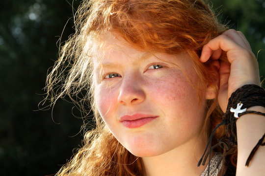 Portrait Teenager mit roten Haaren und Sommersprossen
