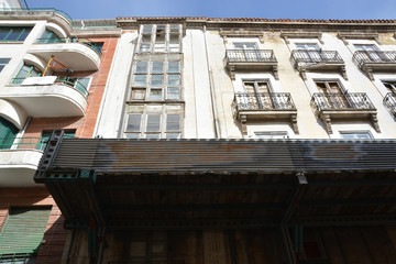 fachada de un edificio en ruinas