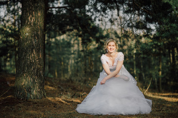 Fototapeta premium Beautiful bride woman portrait with bridal bouquet posing in her wedding day