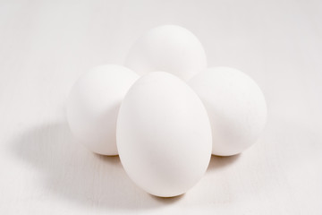 Huevos blancos sobre fondo blanco