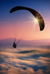 Foto auf Acrylglas Luftsport Gleitschirmfliegen am Himmel