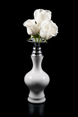 Rosas blancas en jarrón blanco