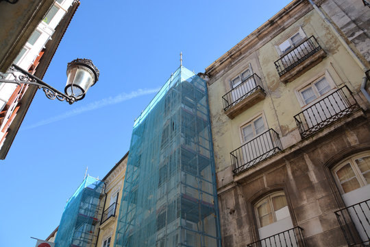 andamios en un edificio en rehabilitaci&oacute;n