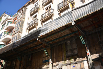 fachada de un edificio en ruinas