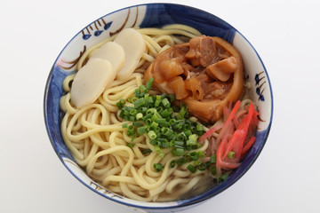 沖縄伝統の豚足テビチそば