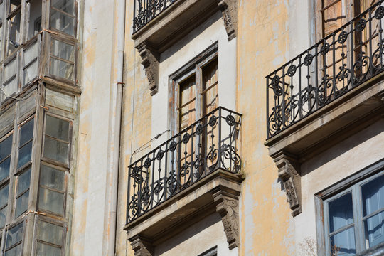 fachada de un edificio en ruinas