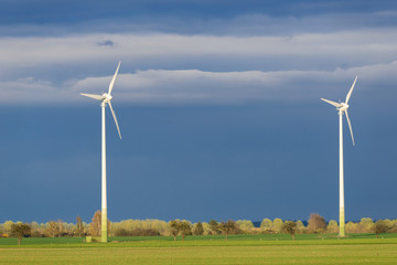 Windräder im Abendlicht nach einem Gewitter