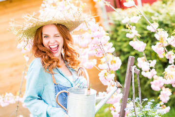 Naklejka premium Frau im Frühling im Garten