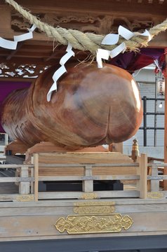 どんつく祭りは2015年に50周年を迎えました。それを記念して新しい御神体が製作されました。古い御神体は2mほどでしたが、新しい御神体は長さ4.2m直径80cm重さ2.2tと大きくなりました。