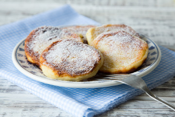 ruddy cheesecakes with powdered sugar and berries.