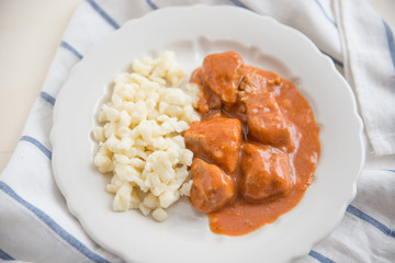 Gulasch mit Nockerl
