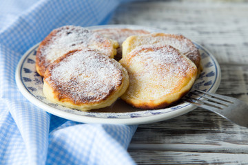 ruddy cheesecakes with powdered sugar and berries.